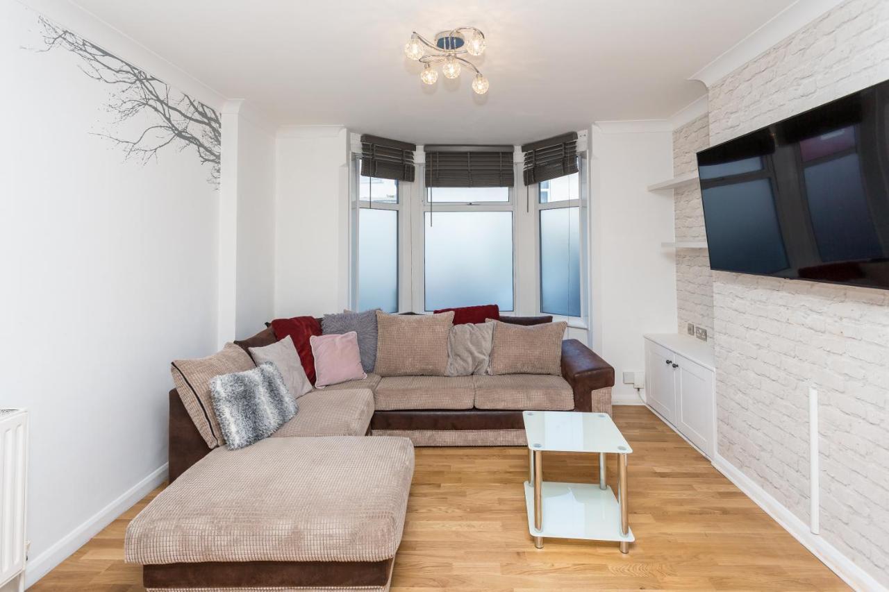The White & Warm, Free Parking & Wifi, 8 Beds Villa Colchester Exterior photo