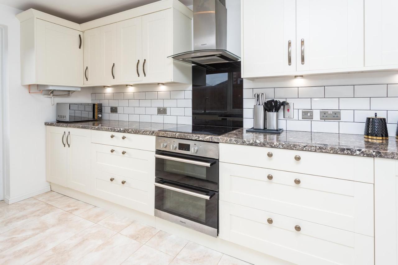 The White & Warm, Free Parking & Wifi, 8 Beds Villa Colchester Exterior photo