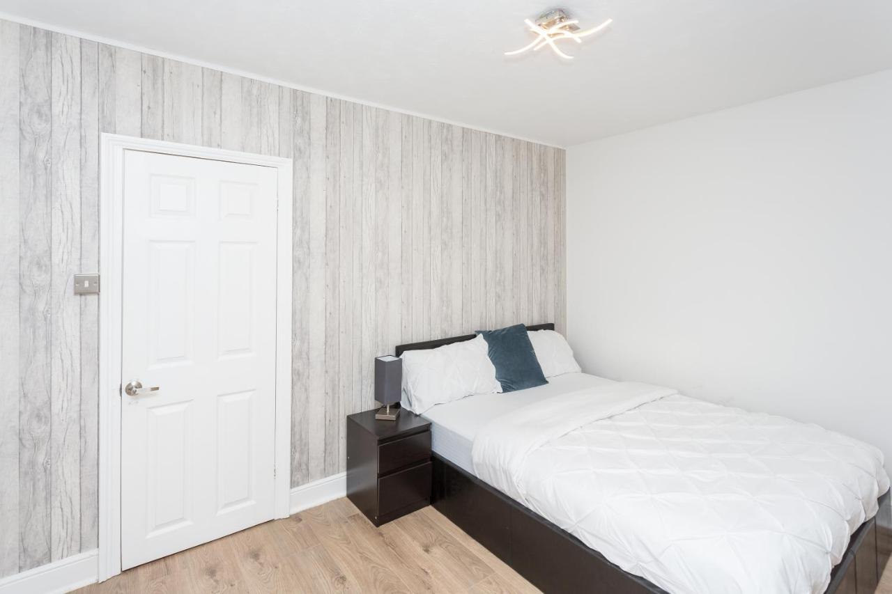 The White & Warm, Free Parking & Wifi, 8 Beds Villa Colchester Exterior photo