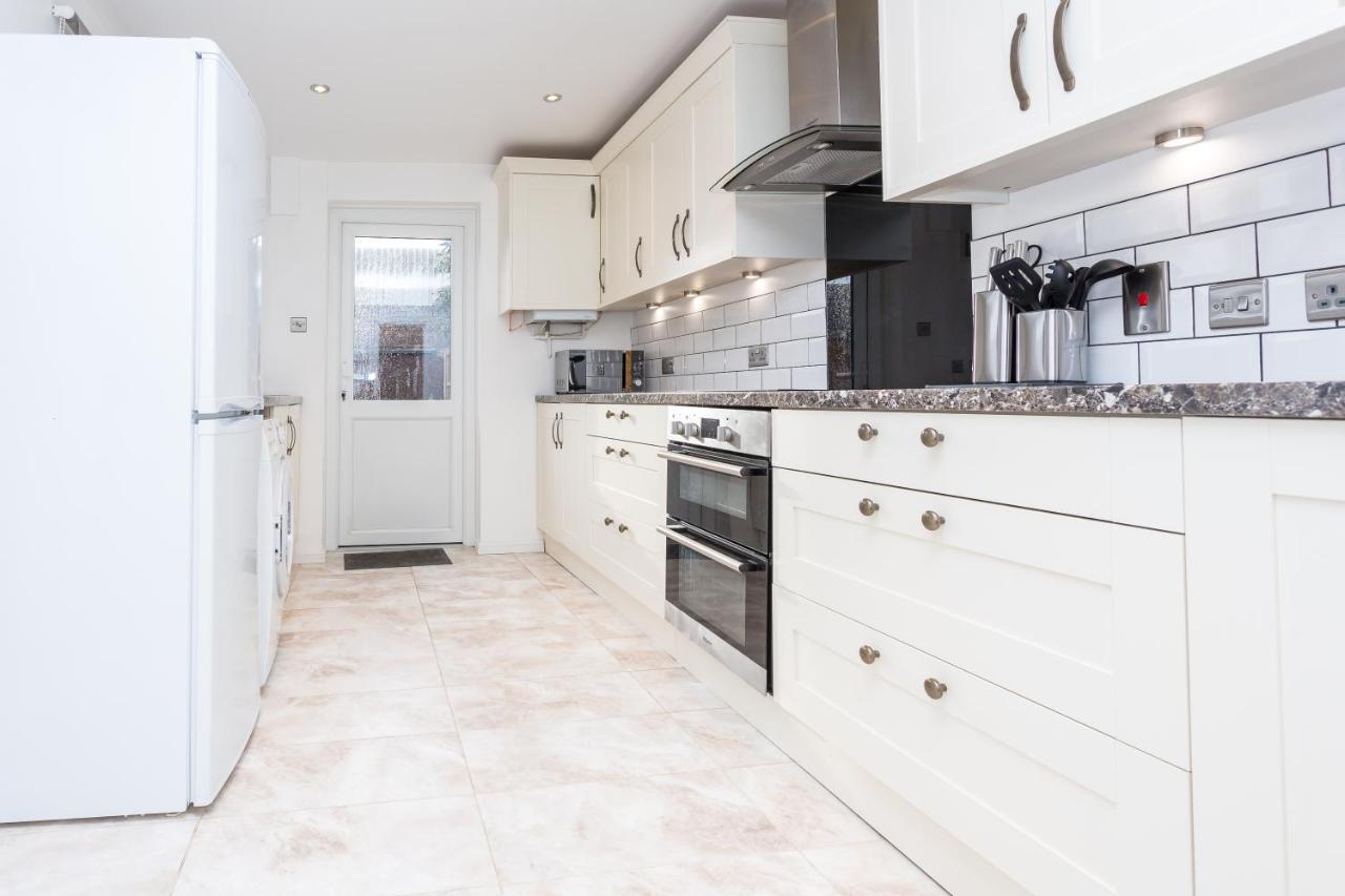 The White & Warm, Free Parking & Wifi, 8 Beds Villa Colchester Exterior photo